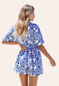 Cupshe BELTED ORNATE PRINT ROMPER - Jumpsuit - blue white