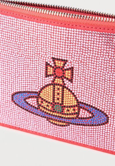 Κόκκινο θήκη με φερμουάρ διακοσμημένη με λαμπερά στρας που σχηματίζουν έναν κίτρινο οβάλ με μπλε δαχτυλίδι και μαύρο σταυρό.