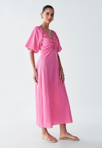 ST MRLO MILLS  - Maksimekko - bubble gum pink