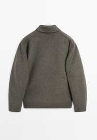 Cardigan grigio in lana con collo a camicia, finitura testurizzata e vestibilità over size, dotato di maniche lunghe e orlo posteriore dritto.