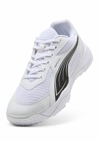 Chaussure de sport blanche avec une tige en mesh, une bande d'accent noire, un système de laçage et une semelle en caoutchouc texturée pour une meilleure adhérence.
