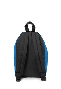 Ryggsäck med rundad topp, tillverkad av svart och blått tyg, med vadderade axelremmar, ett slinga-handtag och sömdetaljer.