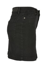 Schwarzer Jeansrock mit Gesäßtasche, Gürtelschlaufen und Metallnieten, seitlich gezeigt.