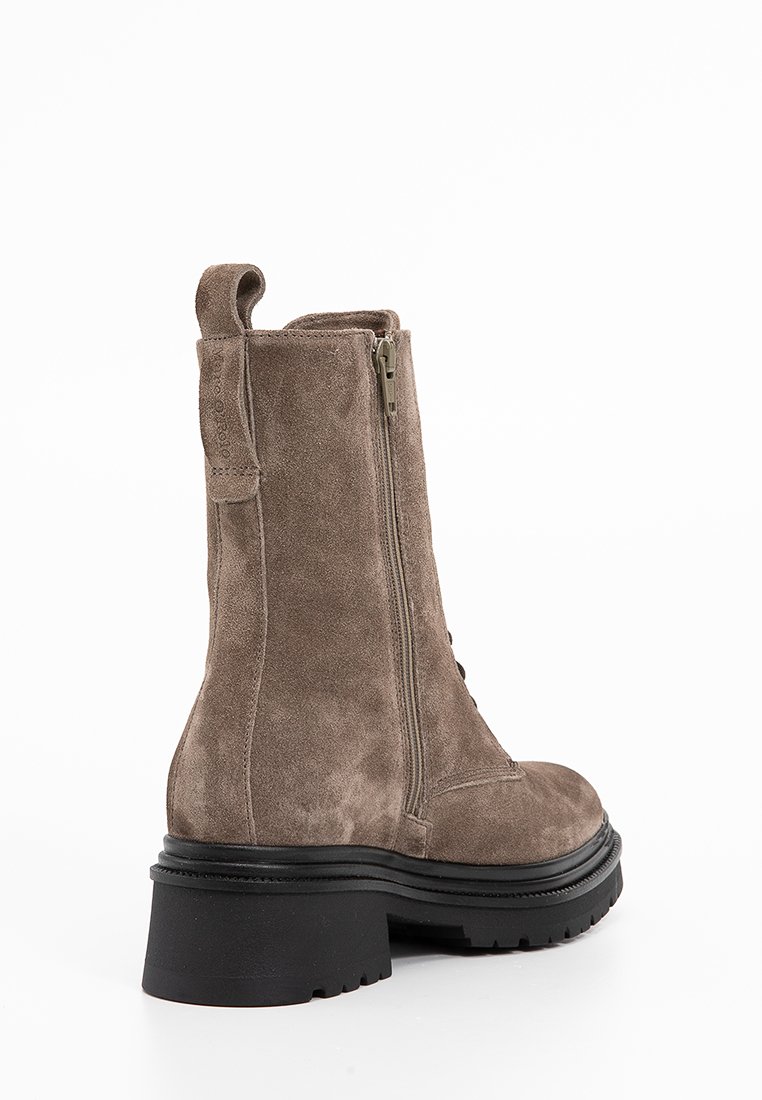 Braun Wildleder-Ankle-Boot mit seitlichem Reißverschluss, robuster schwarzer Gummisohle und Zugschlaufe hinten. Verfügt über eine strukturierte Oberfläche und minimale Nahtdetails.