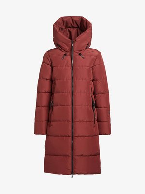 Parka rembourrée rouge avec une grande capuche ajustable, fermeture éclair à l'avant et poches latérales. Comporte des coutures horizontales pour l'isolation.
