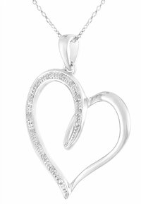 Strieborný prívesok v tvare srdca so lesklým povrchom, obsahujúci rad malých čírych kameňov na jednej strane, pripevnený na jemnom retiazku.