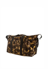 Duffeltas met een gemarmerd bruin en goud ontwerp, gemaakt van duurzaam materiaal. Voorzien van zwarte riemen en een ritssluiting.
