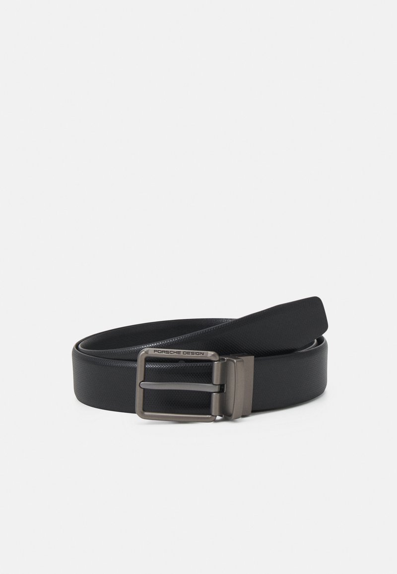 Ceinture synthétique noire au fini texturé, dotée d'une boucle en métal matte portant l'inscription "Porsche Design." Longueur ajustable avec un bord lisse.