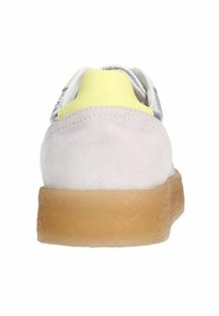 Baskets avec un empeigne en daim rose lisse, une languette de talon jaune, des accents gris et une semelle en caoutchouc texturé marron clair. La vue arrière met en avant les détails du design.