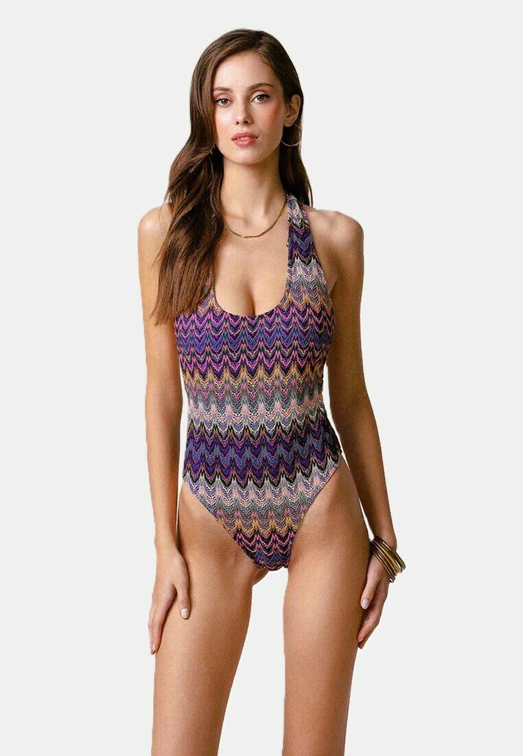 Costume da bagno intero multicolore con motivo a zigzag in tonalità di viola, nero e pesco; progettato con scollatura a halter e schiena basse.
