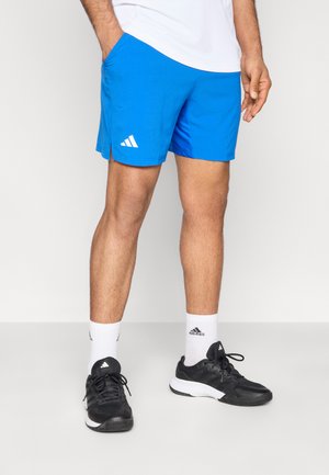 Blaue athletische Shorts aus leichtem Material mit Seitentaschen, einem weißen Logo auf der linken Seite und einem strukturierten Muster.