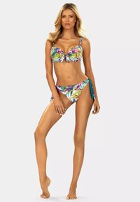 Zestaw bikini z kwiatowym wzorem w intensywnych kolorach, regulowanymi ramiączkami i wiązaniem po boku majtek, wykonany z gładkiego materiału.