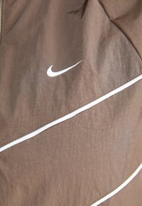 Nike Sportswear Spordijakk - ironstone/white