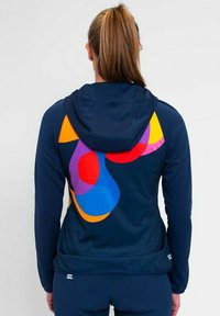 Felpa sportiva blu navy con cappuccio, caratterizzata da un motivo astratto colorato in rosso, arancione, blu e viola sul retro. Tessuto morbido.