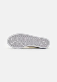 Nike Sportswear BLAZER PLATFORM - Tenisice - pale ivory/saturn gold/white