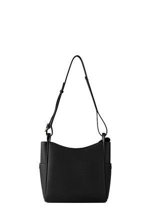 Schwarze Lederhandtasche mit gewölbtem oberen Rand, verstellbarem Schultergurt und zwei Seitentaschen. Texturierte Oberfläche mit minimalem Beschlag.