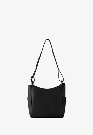 Crna kožna torba s zakrivljenim vrhom, podesivim remenom za rame i dva bočna džepa. Teksturirana površina s minimalnim hardverom.