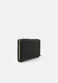 Portafoglio in pelle nera con una texture liscia, forma rettangolare, dettaglio con zip dorata e un design minimalista su un lato.