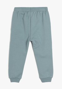 Pantalones de chándal azul claro hechos de algodón suave, con una cinturilla elástica y puños acanalados, con una textura suave y un corte relajado.
