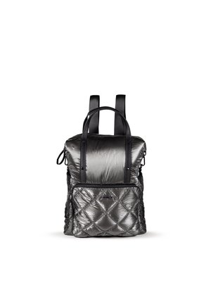 Mochila acolchada de color gris metálico con un bolsillo frontal acolchado, asa superior y correas negras ajustables. Textura suave y brillante en toda la superficie.
