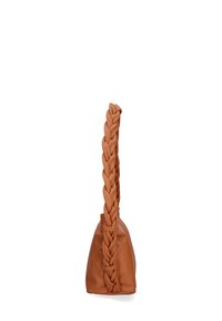 Borsa con manico intrecciato in morbida pelle marrone, caratterizzata da una forma triangolare e una consistenza liscia. Il manico è realizzato con strisce intrecciate in modo elaborato.