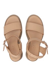 Beige leren sandalen met brede banden, gesp-detail en een gestructureerde wigzool. Zacht leren bovenwerk en een gladde afwerking.