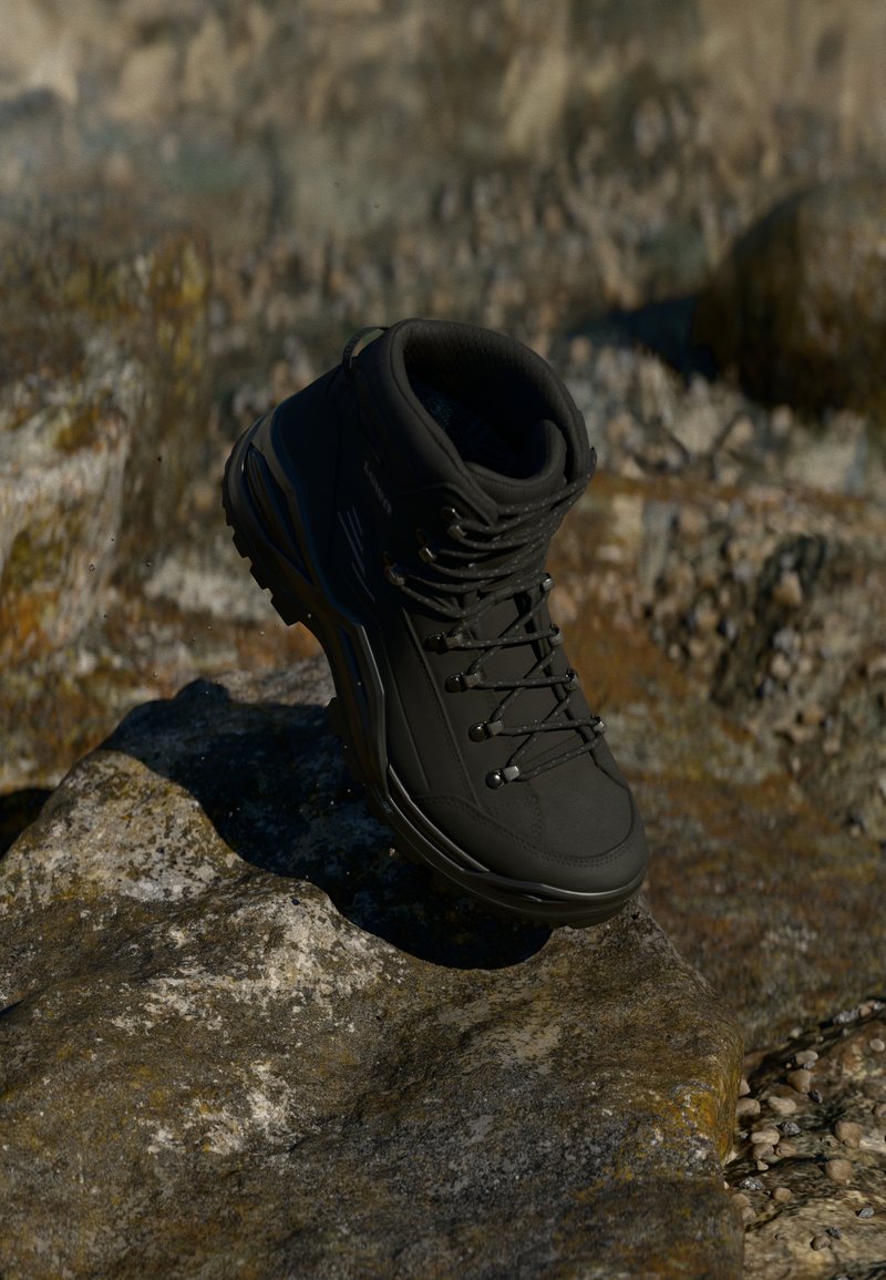 Bota de caminhada preta com suporte elevado para o tornozelo, material texturizado, ilhós de metal e atacadores, apresentando uma sola robusta para tração.