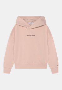 Růžová mikina s kapucí vyrobená z měkk�é bavlny, se žebrovaným lemem a manžetami, a malým černým logem "Calvin Klein Jeans" na přední straně.