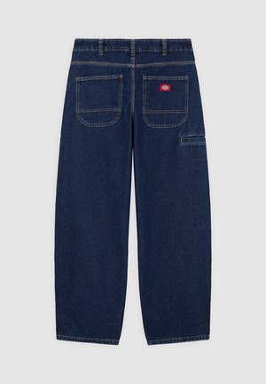 Tummansiniset leveälahkeiset farkut, joissa on korkea vyötärö, kaksi takataskua ja sivulla tasku, jossa pieni etiketti.