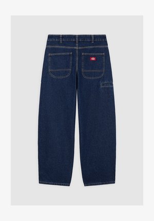 Pantaloni a gamba larga in denim blu scuro con vita alta, due tasche posteriori e una tasca laterale cargo con una piccola etichetta.