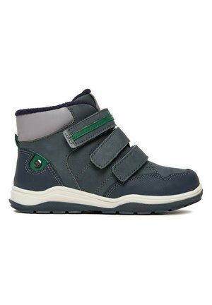 Dziecięce wysokie trampki w ciemnoszarym kolorze z zielonymi akcentami, trzema paskami na rzepy, wyściełanym kołnierzem i białą podeszwą do noszenia na zewnątrz.