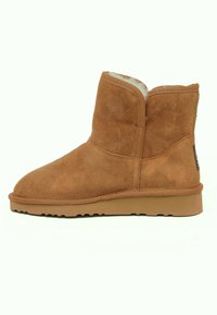 Botas de tobillo de ante en tono marrón con un suave forro interior, puntera redonda y suela de goma con un patrón de tread para mayor agarre.