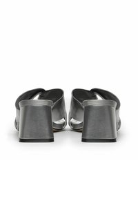 Scarpe con tacco aperto nere, con un tacco grigio spesso e texture. Parte superiore in pelle liscia con un dettaglio trasparente a taglio sui lati.