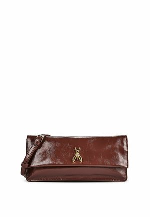 Pochette in pelle marrone lucida con fermaglio dorato a forma di insetto e tracolla regolabile su sfondo bianco.