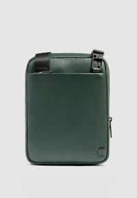 Borsa a tracolla in pelle verde con texture liscia, forma rettangolare, tracolla regolabile e chiusura con zip. Fronte con logo discreto.