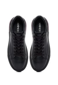 Par de zapatillas de cuero negro con cordones y suelas gruesas, vistas desde arriba, con la marca "DERIMOD" en el interior de los zapatos.