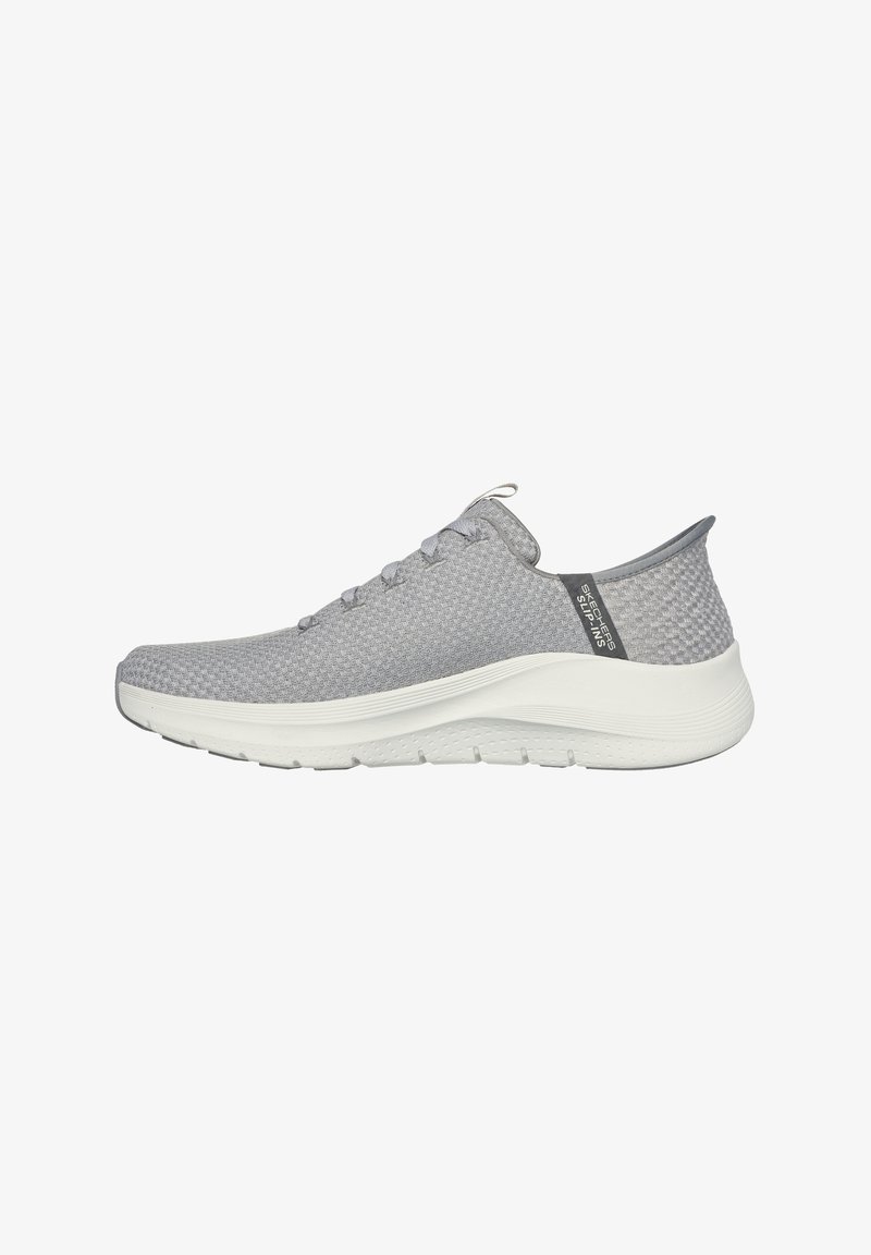 Grauer Sportschuh mit einem strukturierten Strickobermaterial, runder Zehenpartie und weißer Gummisohle. Verfügt über sechs Ösen und ein Logo-Detail an der Hinterseite.