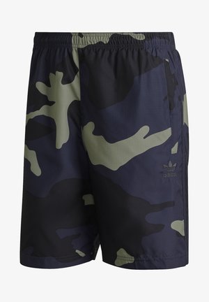 Czarno-zielone kąpielówki w kamuflażu z elastycznym paskiem w talii i bocznymi kieszeniami; na dole po prawej stronie znajduje się szare logo Adidasa.