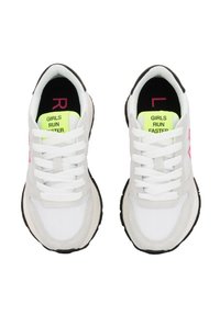 Scarpe da ginnastica bianche con accenti rosa e suole nere. Le caratteristiche includono un design con lacci e una soletta verde neon con testo.