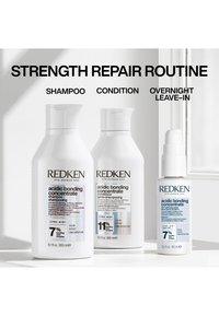 Redken Strength Repair routine met Acidic Bonding Concentrate shampoo, conditioner en overnight leave-in behandeling op een witte ondergrond.