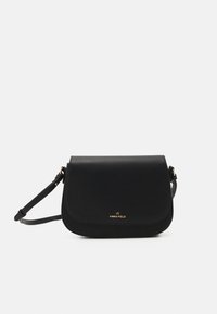 Borsa a tracolla in pelle nera con chiusura a pattina curvata, dettaglio logo dorato, tracolla regolabile e texture liscia.