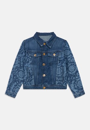 Jeansjacke in Dunkelblau mit einem strukturierten Blumenmuster auf den Ärmeln, goldenen Knöpfen und zwei Vordertaschen.