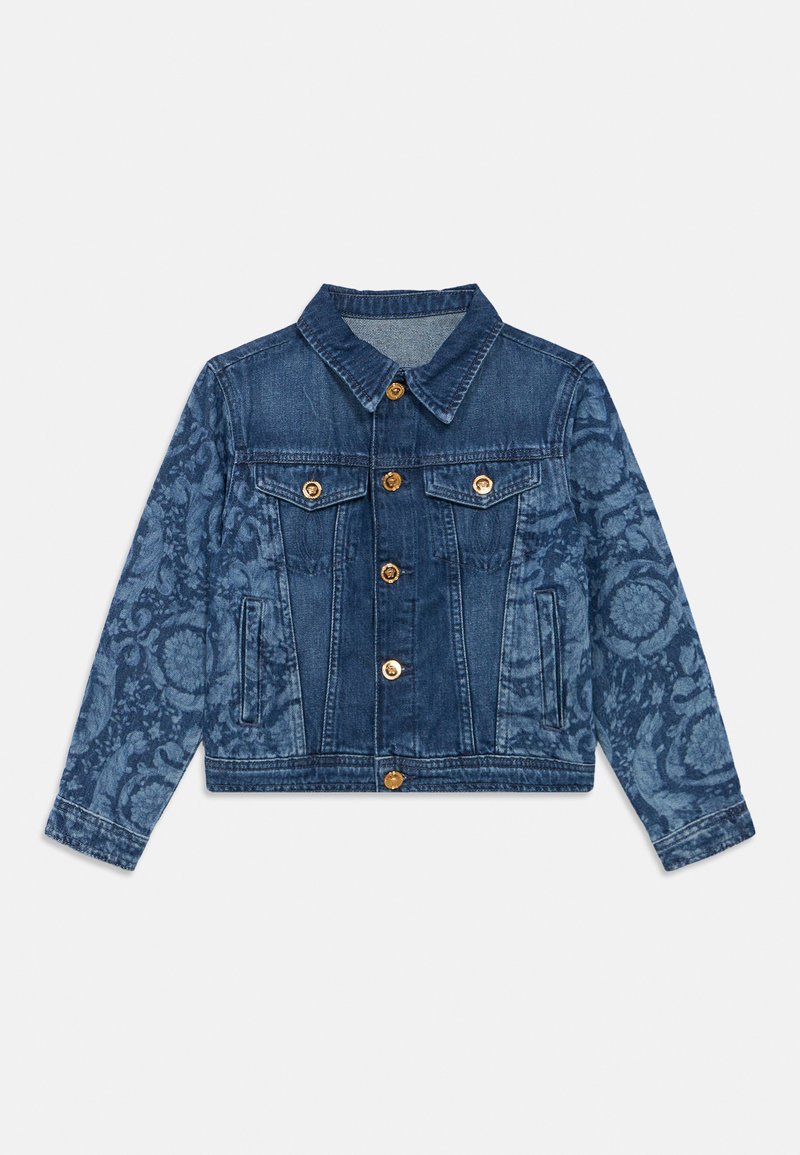 Τζιν μπουφάν σε σκούρο μπλε χρώμα με υφασματωτό λουλουδένιο μοτίβο στα μανίκια, χρυσά κουμπιά και δύο μπροστινές τσέπες.