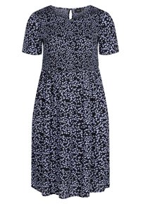 Czarna sukienka w kwiaty z krótkimi rękawami, z marszczonym pasem i wycięciem z tyłu w kształcie łezki. Małe niebieskie kwiaty tworzą powtarzający się wzór.