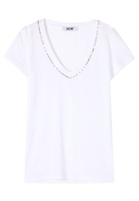 Camiseta blanca de manga corta con cuello en V y pequeñas estrellas plateadas decorando el contorno del cuello, con la etiqueta "SHINE" en el interior del cuello.