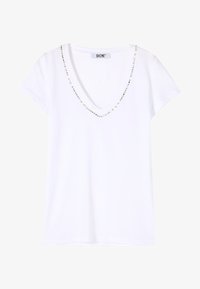 Camiseta blanca de manga corta con cuello en V y pequeñas estrellas plateadas decorando el contorno del cuello, con la etiqueta "SHINE" en el interior del cuello.