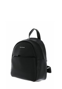 Sac à dos en cuir noir avec une forme arrondie, surface texturée, poche avant zippée et bretelles réglables. Logo visible à l'avant.