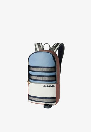 Sac à dos avec bretelles noires et grises rembourrées, partie supérieure avant bleue, partie inférieure avant blanche avec le logo Dakine, et côtés marron.