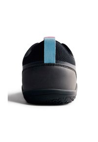 Zapatilla deportiva negra con suela de goma texturizada, parte superior de malla y una lengüeta trasera de color azul claro. Presenta un diseño elegante y de perfil bajo.