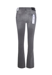 Jeans grigi con gamba svasata, etichetta in vita e due tasche posteriori. Il tessuto ha una consistenza liscia e una leggera sfumatura, con etichette attaccate.